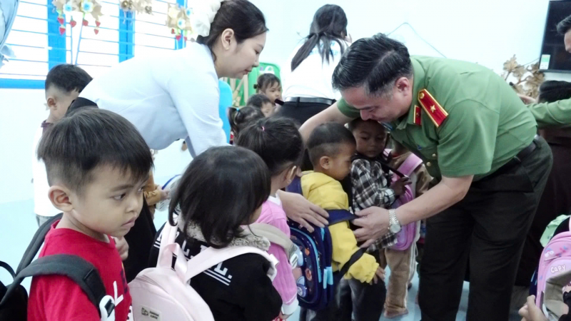 Đoàn công tác Bộ Công an tặng quà Trường Mầm non Hướng Dương ở Khánh Hòa bị ảnh hưởng mưa lũ  -0