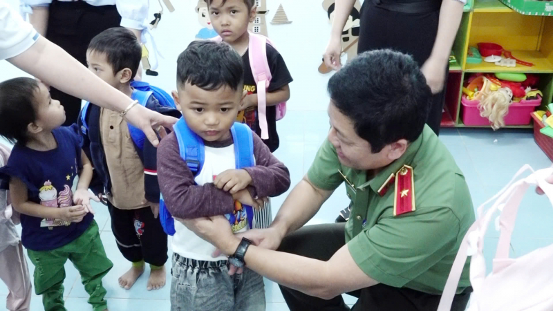 Đoàn công tác Bộ Công an tặng quà Trường Mầm non Hướng Dương ở Khánh Hòa bị ảnh hưởng mưa lũ  -0