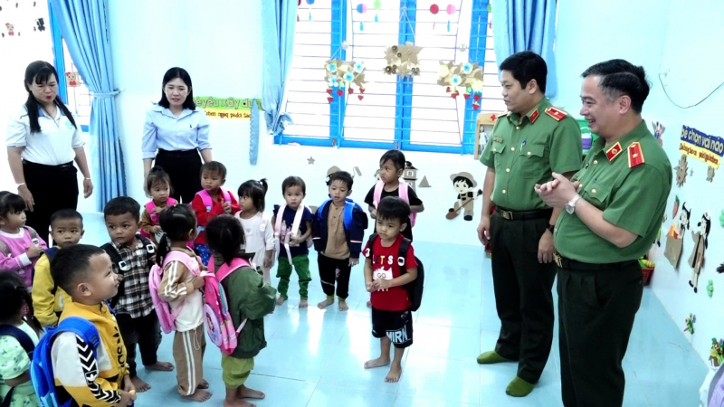 Đoàn công tác Bộ Công an tặng quà Trường Mầm non Hướng Dương ở Khánh Hòa bị ảnh hưởng mưa lũ  -0