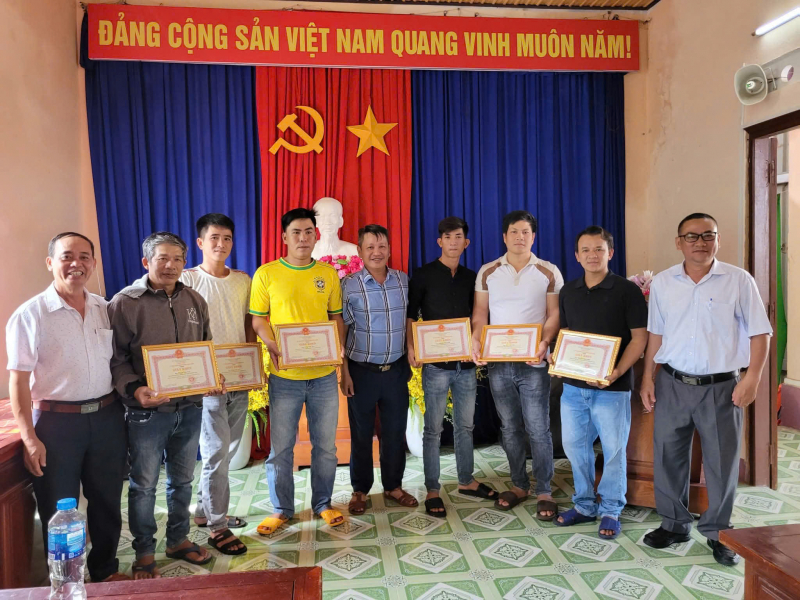 Khen thưởng đột xuất hàng chục người dân bất chấp nguy hiểm cứu người trong lũ dữ -0