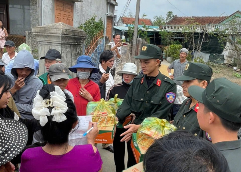 Dấu ấn đẹp trong vùng lũ lụt của Cảnh sát cơ động tỉnh Đắk Lắk -0