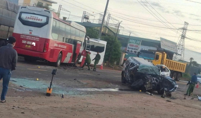 Ôtô con tông trực diện xe khách, 2 người tử vong -0
