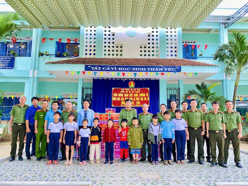 Cục An ninh mạng và phòng, chống tội phạm sử dụng công nghệ cao hỗ trợ người dân bị thiệt hại do mưa lũ tại các tỉnh miền Trung -0