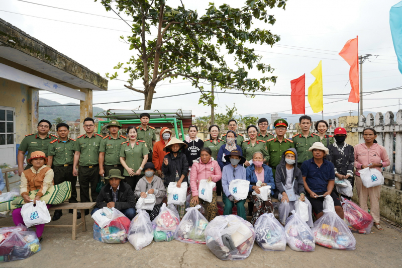 Công an Cửa khẩu Cảng HKQT Tân Sơn Nhất hỗ trợ người dân Đắk Lắk khắc phục hậu quả bão lũ  -0