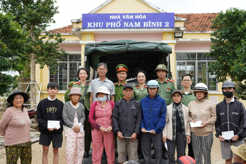 Công an Cửa khẩu Cảng HKQT Tân Sơn Nhất hỗ trợ người dân Đắk Lắk khắc phục hậu quả bão lũ  -1