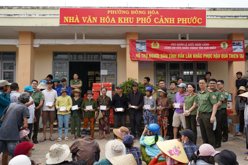 Công an Cửa khẩu Cảng HKQT Tân Sơn Nhất hỗ trợ người dân Đắk Lắk khắc phục hậu quả bão lũ  -4