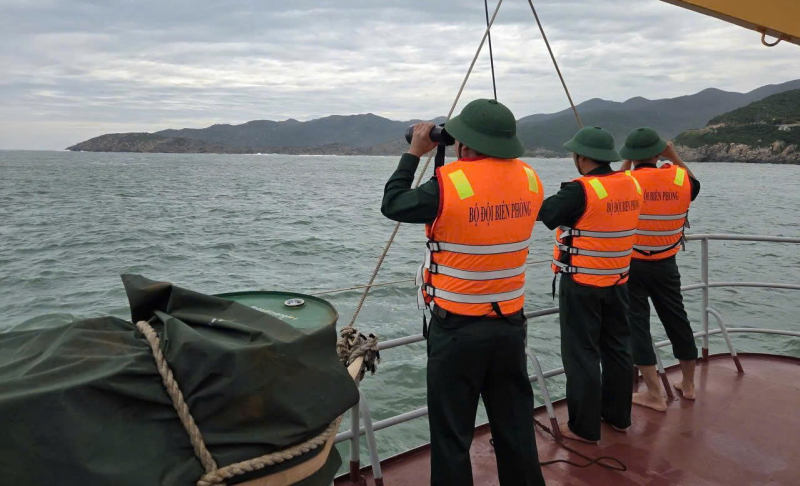 Tàu cá bị sóng gió đánh chìm khi chạy vào bờ tránh bão, một người chết, hai người mất tích  -0