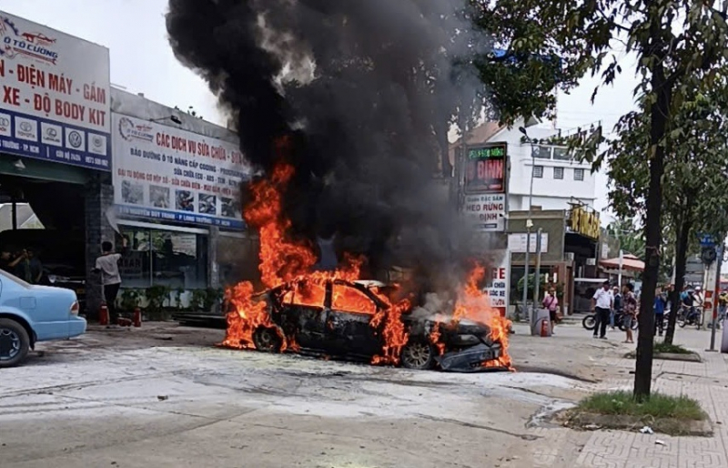 ร่วมแรงร่วมใจดันรถที่กำลังไฟไหม้ออกจากโรงรถ ไม่ให้ไฟลุกลาม -0