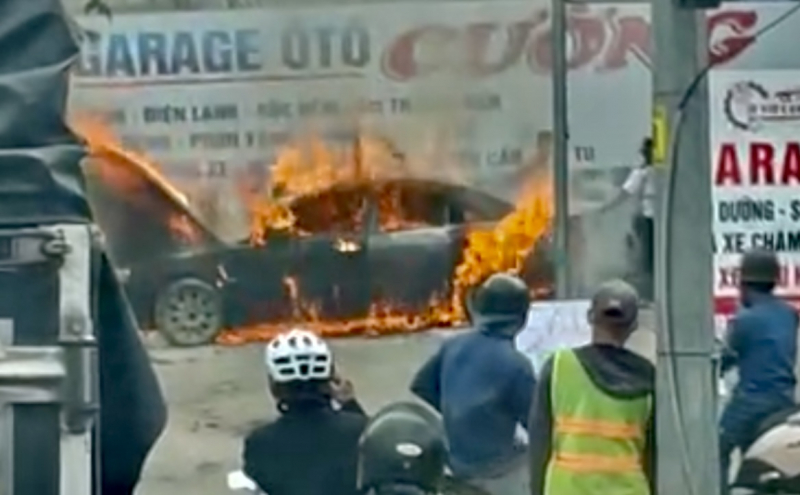 ร่วมแรงร่วมใจดันรถที่กำลังไฟไหม้ออกจากโรงรถ ไม่ให้ไฟลุกลาม -1