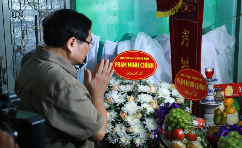 Thủ tướng Chính phủ Phạm Minh Chính thăm hỏi bà con vùng lũ xã Hoà Thịnh -0
