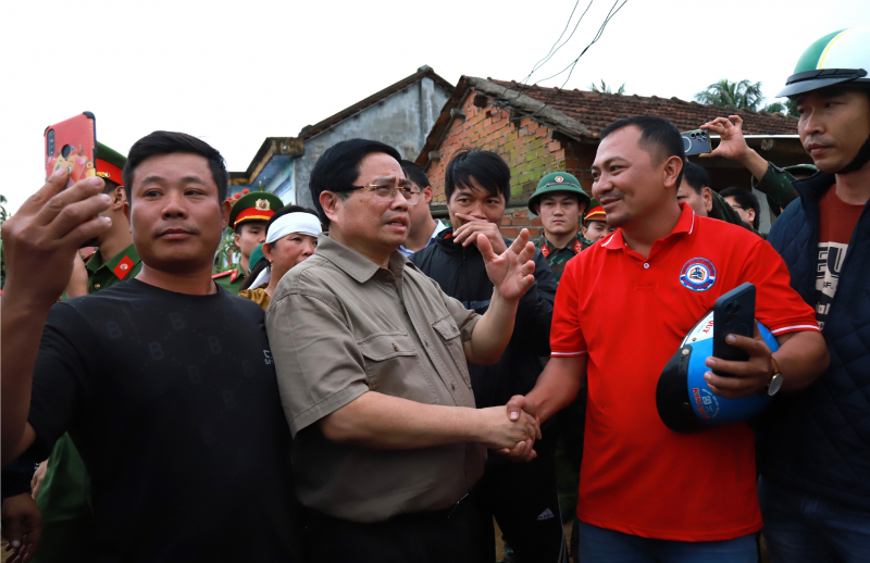 Thủ tướng Chính phủ Phạm Minh Chính thăm hỏi bà con vùng lũ xã Hoà Thịnh -0