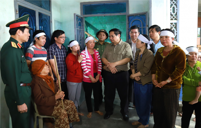 Thủ tướng Chính phủ Phạm Minh Chính thăm hỏi bà con vùng lũ xã Hoà Thịnh -0
