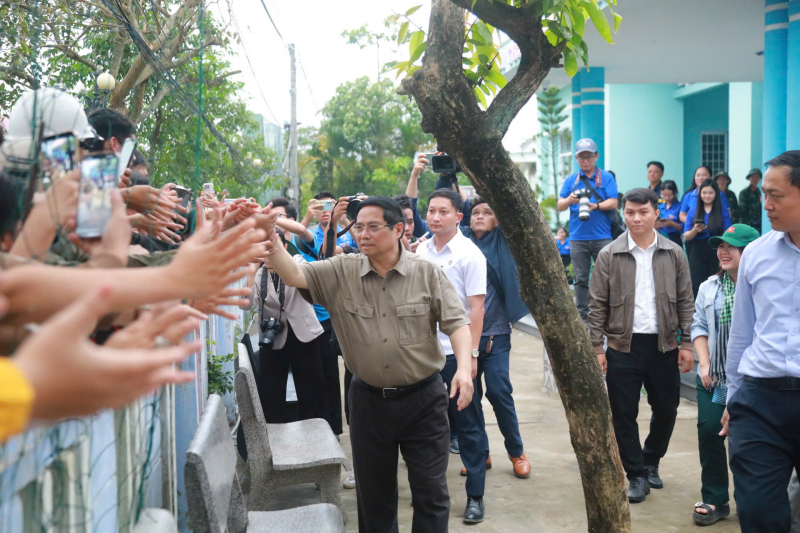 Thủ tướng Chính phủ Phạm Minh Chính thăm hỏi bà con vùng lũ xã Hoà Thịnh -0