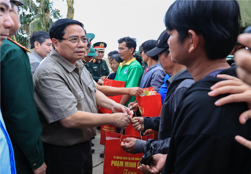 Thủ tướng Chính phủ Phạm Minh Chính thăm hỏi bà con vùng lũ xã Hoà Thịnh -0