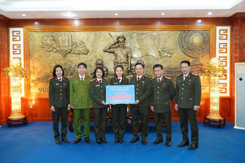 Công an TP Hồ Chí Minh và Công an tỉnh Thanh Hóa hỗ trợ Công an TP Huế khắc phục mưa lũ -0