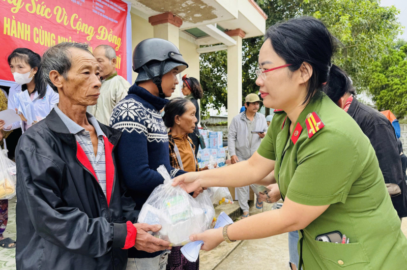 Công đoàn CAND cụm thi đua số 9: Khám bệnh, phát thuốc cho người dân vùng lũ Hoà Mỹ -0