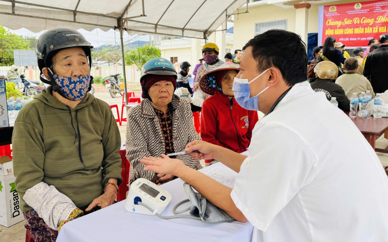 Công đoàn CAND cụm thi đua số 9: Khám bệnh, phát thuốc cho người dân vùng lũ Hoà Mỹ -0
