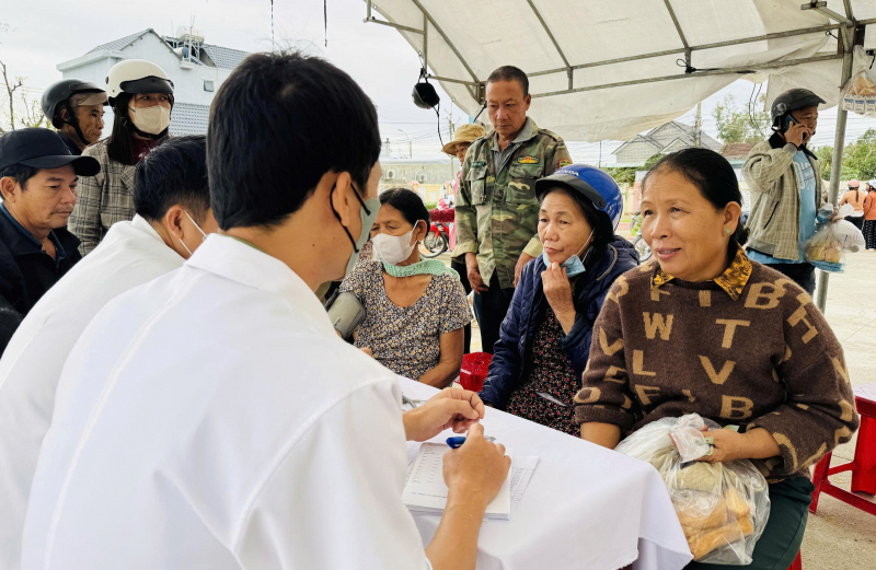 Công đoàn CAND cụm thi đua số 9: Khám bệnh, phát thuốc cho người dân vùng lũ Hoà Mỹ -0