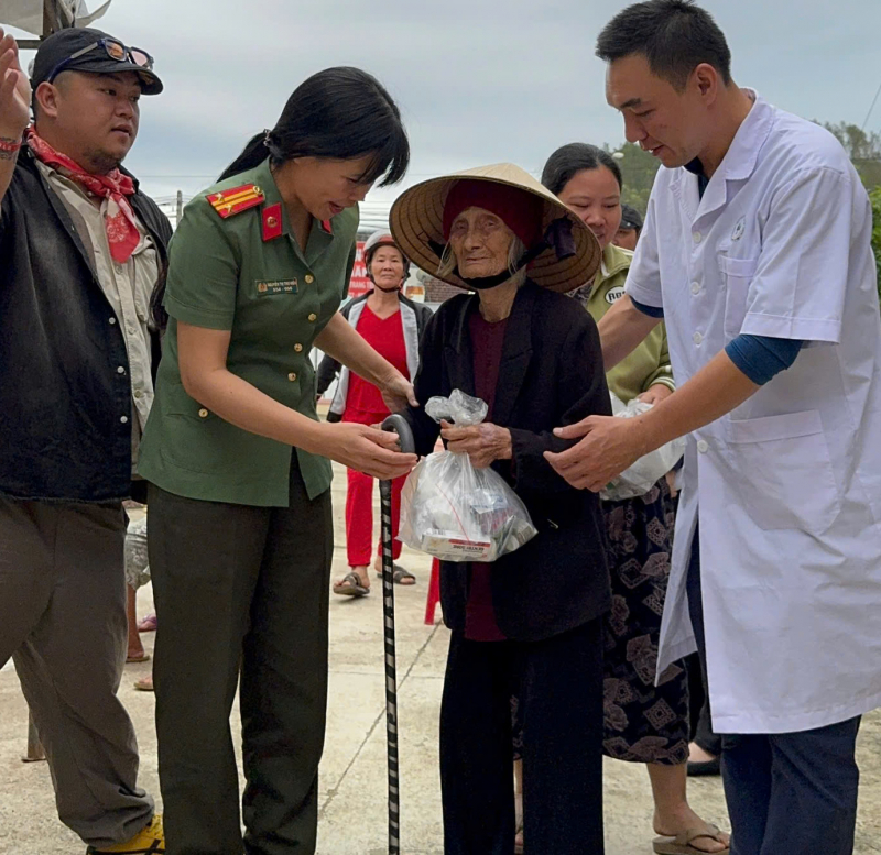 Công đoàn CAND cụm thi đua số 9: Khám bệnh, phát thuốc cho người dân vùng lũ Hoà Mỹ -0