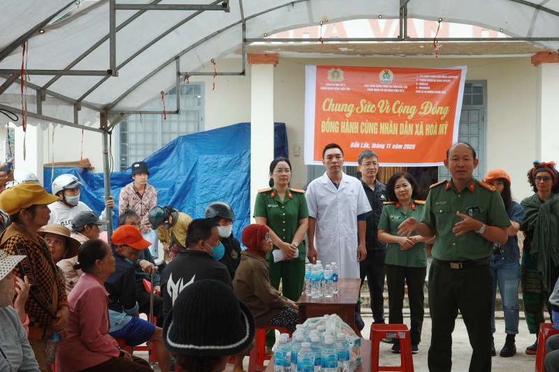 Công đoàn CAND cụm thi đua số 9: Khám bệnh, phát thuốc cho người dân vùng lũ Hoà Mỹ -0