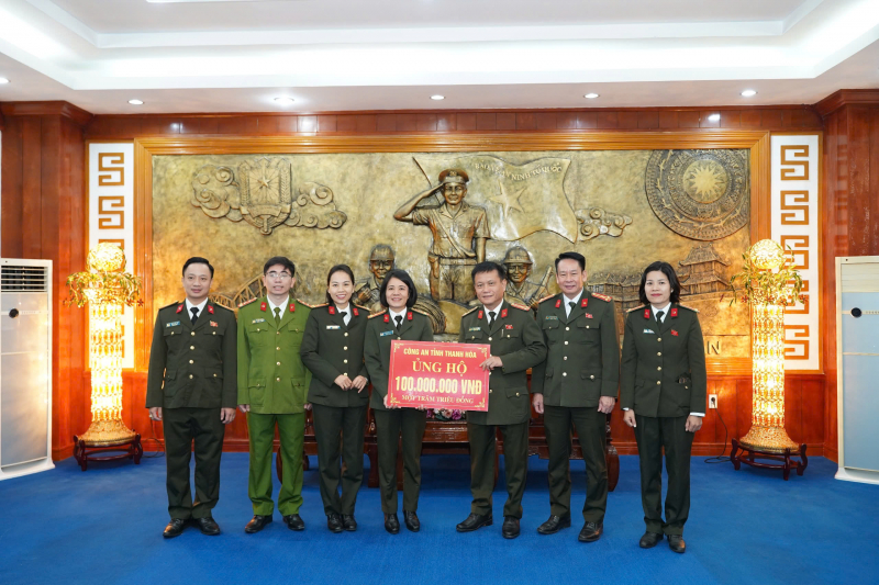 Công an TP Hồ Chí Minh và Công an tỉnh Thanh Hóa hỗ trợ Công an TP Huế khắc phục mưa lũ -0