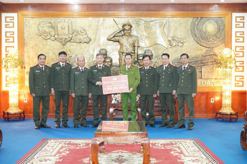 Công an TP Hồ Chí Minh và Công an tỉnh Thanh Hóa hỗ trợ Công an TP Huế khắc phục mưa lũ -0