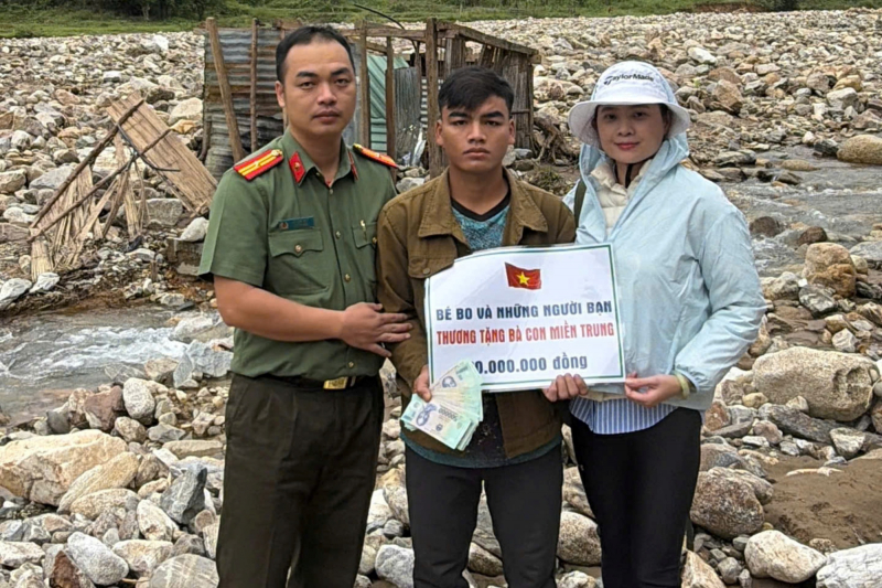 Trao 400 triệu đồng hỗ trợ bà con vùng sạt lở đất Phước Thành -0