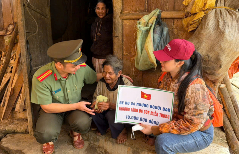 Trao 400 triệu đồng hỗ trợ bà con vùng sạt lở đất Phước Thành -0