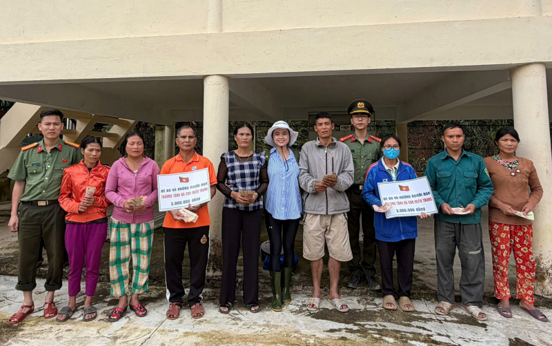 Trao 400 triệu đồng hỗ trợ bà con vùng sạt lở đất Phước Thành -0