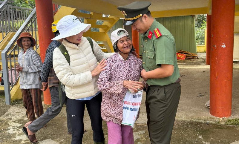 Trao 400 triệu đồng hỗ trợ bà con vùng sạt lở đất Phước Thành -0