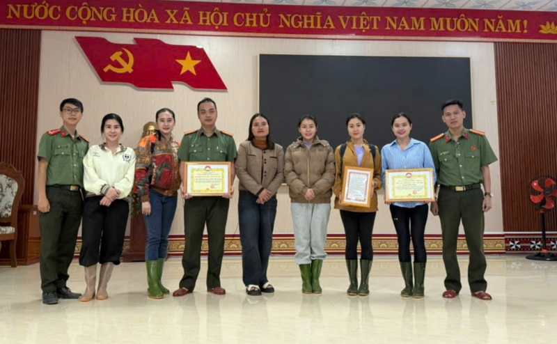 Trao 400 triệu đồng hỗ trợ bà con vùng sạt lở đất Phước Thành -0