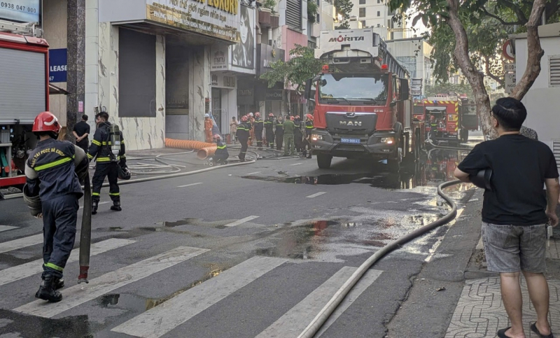 20 orang terselamat daripada kebakaran di salon kecantikan 6 tingkat di pusat bandar -0
