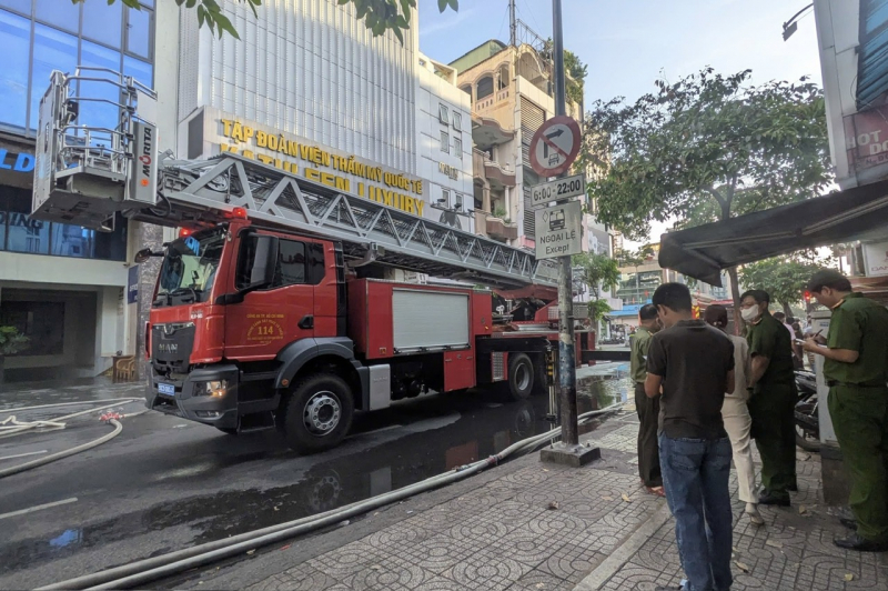 20 orang terselamat daripada kebakaran di sebuah salon kecantikan 6 tingkat di pusat bandar -1