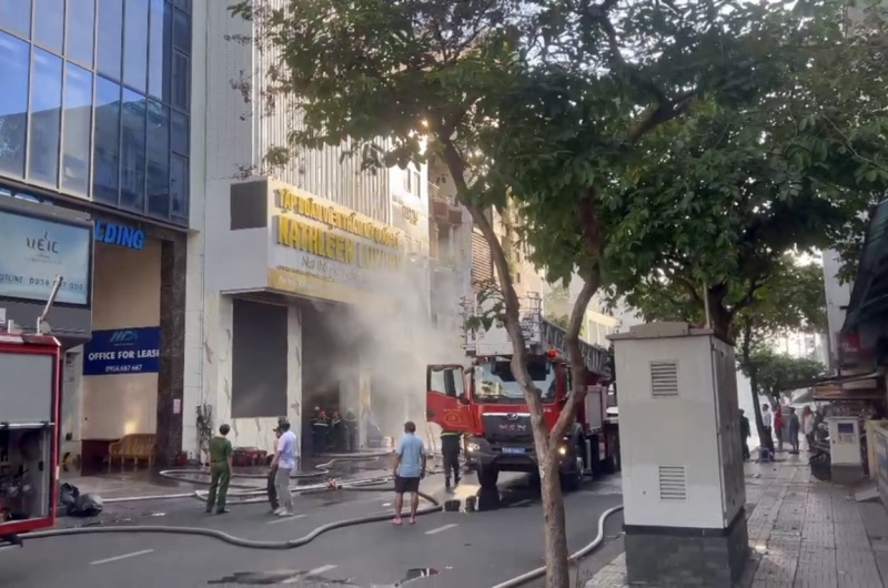 20 orang terselamat daripada kebakaran di sebuah salon kecantikan 6 tingkat di pusat bandar -1