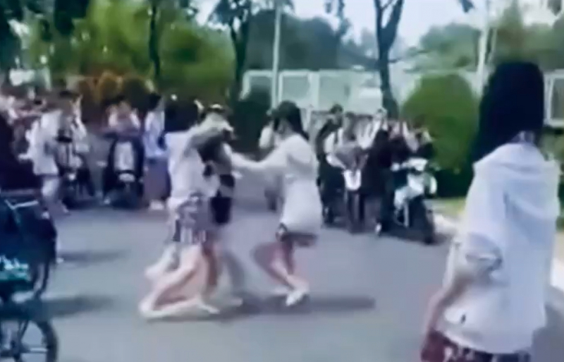 Hai nữ sinh bị bạn học đánh hội đồng, khiến một em nhập viện cấp cứu -0