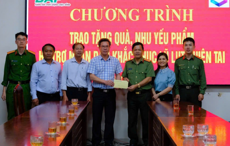 Bộ Công an chuyển nhu yếu phẩm hỗ trợ người dân vùng mưa lũ Lâm Đồng  -0