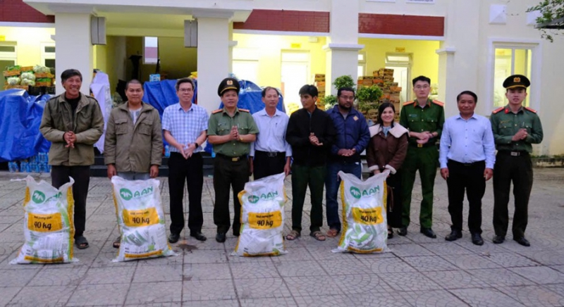 Bộ Công an chuyển nhu yếu phẩm hỗ trợ người dân vùng mưa lũ Lâm Đồng  -0