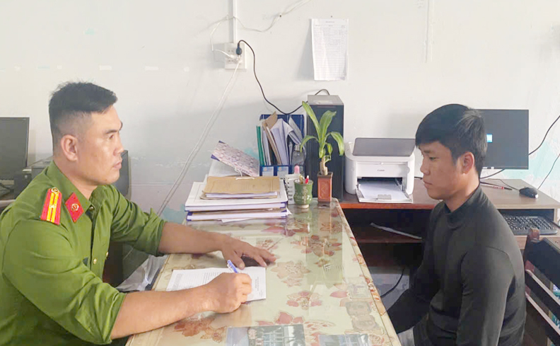 Công an xã vận động đối tượng truy nã đặc biệt nguy hiểm ra đầu thú -0