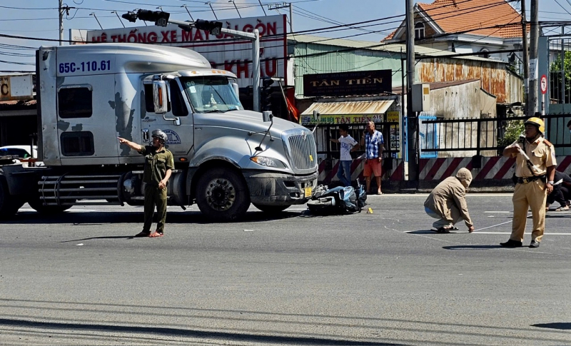 Va chạm với xe đầu kéo, 1 người tử vong -0