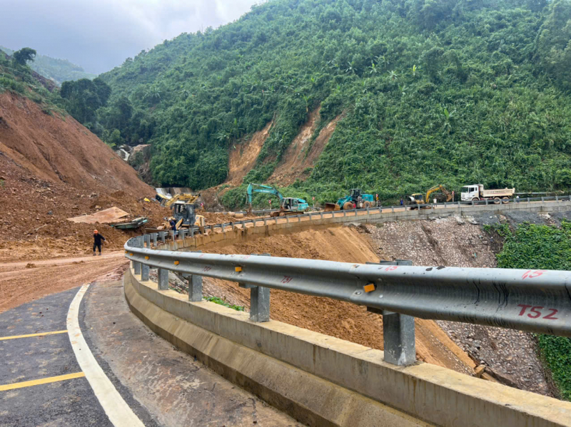Tập trung khắc phục hậu quả sạt lở trên đèo Khánh Lê, nỗ lực thông tuyến trong ngày 7/12 -0