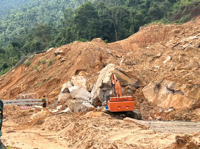 Tập trung khắc phục hậu quả sạt lở trên đèo Khánh Lê, nỗ lực thông tuyến trong ngày 7/12 -0