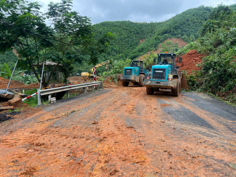Tập trung khắc phục hậu quả sạt lở trên đèo Khánh Lê, nỗ lực thông tuyến trong ngày 7/12 -0