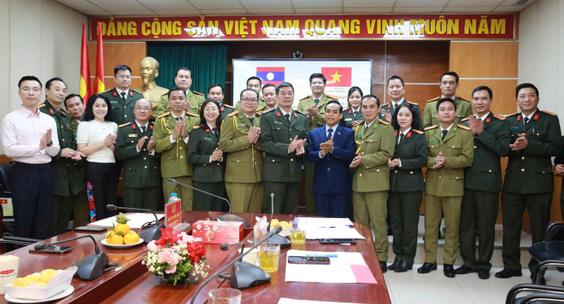 Bế giảng lớp bồi dưỡng chuyên đề báo chí truyền thông CAND cho cán bộ Công an Lào -0