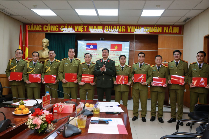 Bế giảng lớp bồi dưỡng chuyên đề báo chí truyền thông CAND cho cán bộ Công an Lào -0