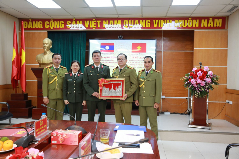 Bế giảng lớp bồi dưỡng chuyên đề báo chí truyền thông CAND cho cán bộ Công an Lào -0