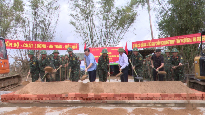  Ra quân xây dựng nhà ở cho người dân ở Đắk Lắk bị sập đổ nhà do lũ lụt  -0