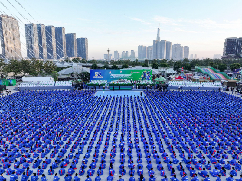 60 000 étudiants ont établi un double record vietnamien et mondial avec une impressionnante performance d'arts martiaux Vovinam.