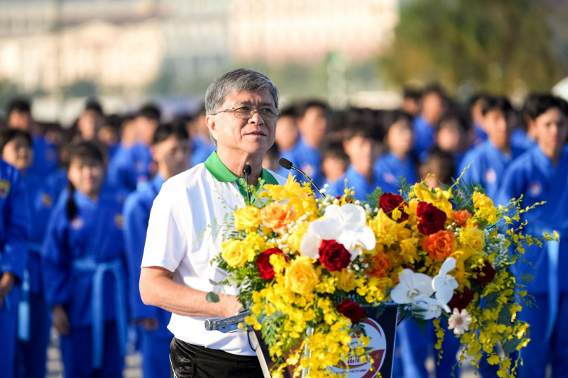 60 000 étudiants ont établi un double record vietnamien et mondial avec une impressionnante performance d'arts martiaux Vovinam -1