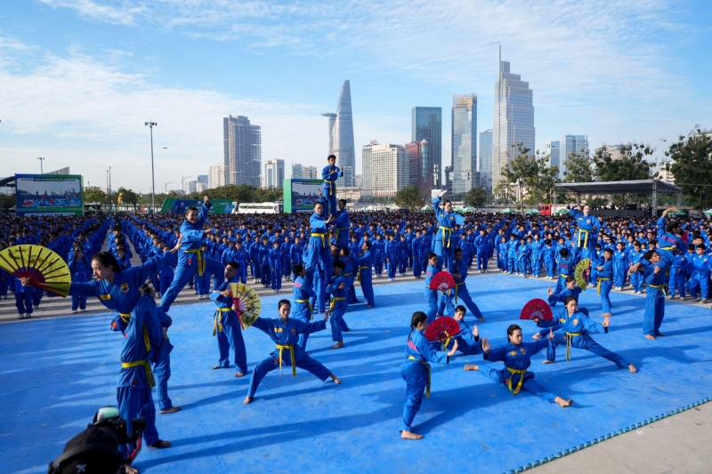 60 000 étudiants ont établi un double record vietnamien et mondial avec une impressionnante performance d'arts martiaux Vovinam.