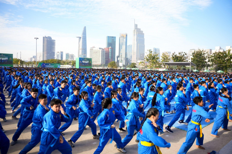 60 000 étudiants ont établi un double record vietnamien et mondial avec une impressionnante performance d'arts martiaux Vovinam -1
